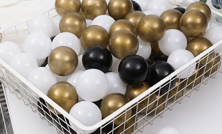 كرات كرة بلاستيكية ملونة بالبيئة